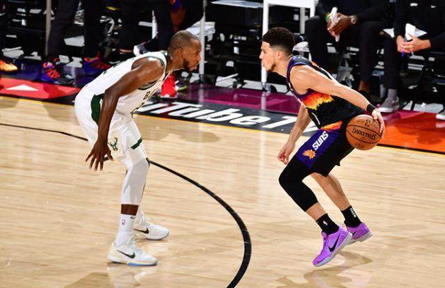 星空体育官网下载-雄鹿再临0比2落后绝境 三个趋势将决定总决赛走势